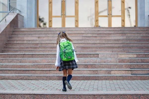 Studentessa adolescente in uniforme . — Foto Stock