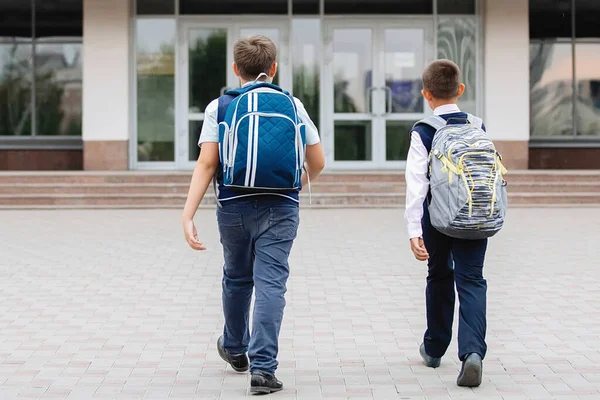 Dos adolescentes en uniforme escolar . — Foto de Stock