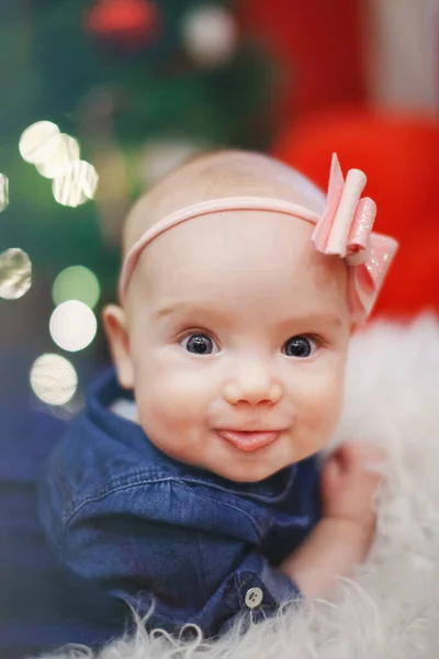 美しい小さな赤ちゃんは、クリスマスを祝います。新年の休日. — ストック写真