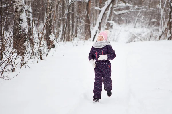 Młoda dziewczyna w zimie śnieżny las. — Zdjęcie stockowe