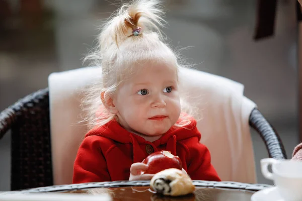 빨간 사과 먹는 어린 소녀 초상화. — 스톡 사진