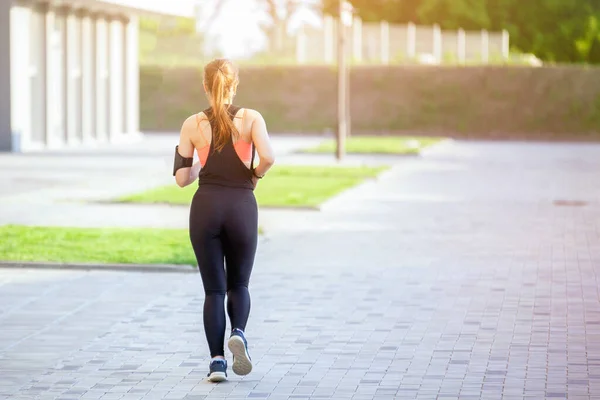 Donna che corre in città — Foto Stock