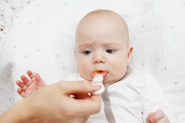 Vackra Härliga Fem Månaders Baby Flicka Äter Med Sked Hälsosam — Stockfoto