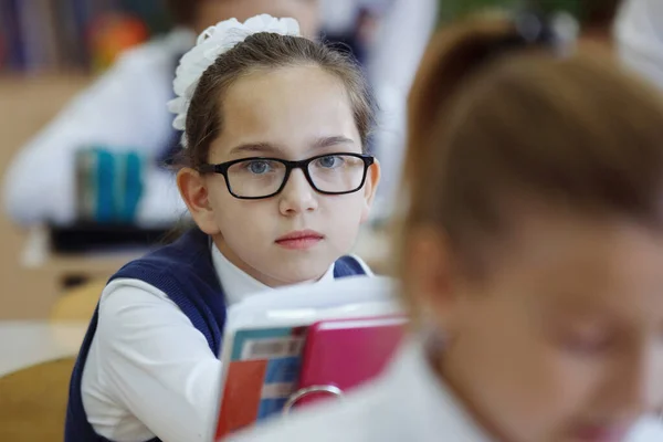 Niedliche Teen Mädchen mit Brille. — Stockfoto