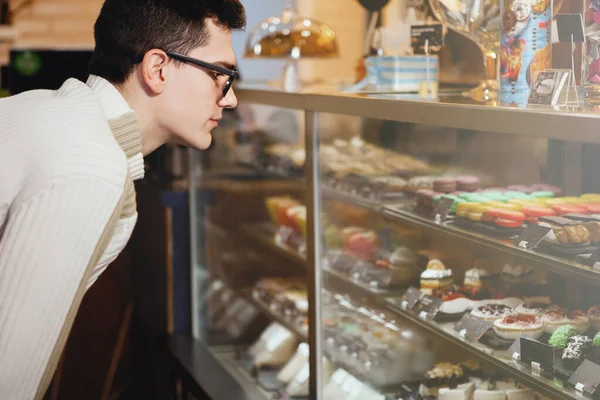 Jovem em um café . — Fotografia de Stock