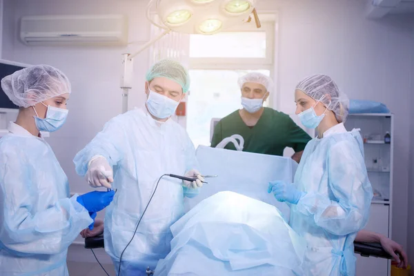 Equipo de cirujanos haciendo cirugía — Foto de Stock