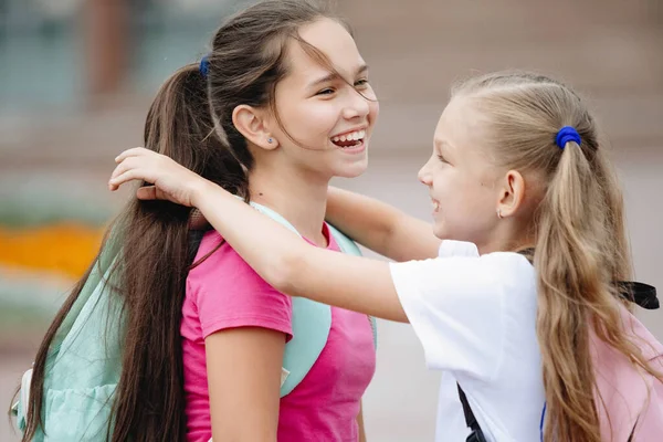 Dos amigas adolescentes se divierten y se complacen . —  Fotos de Stock