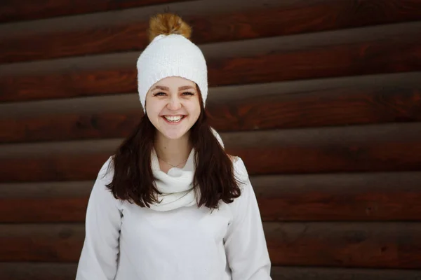 Young, pretty woman in a knitted white hat and sweater. — ストック写真