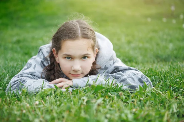 Meisje tiener met vlechten. — Stockfoto