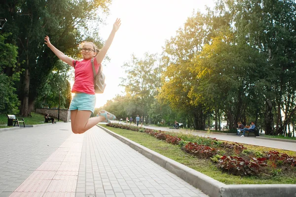 Nastolatka w skoku w parku miejskim. — Zdjęcie stockowe