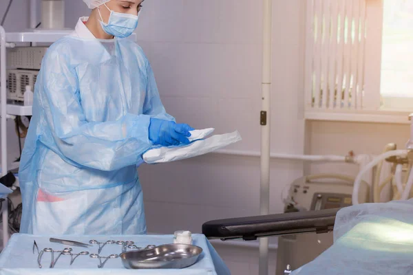 Enfermera preparación de herramientas . — Foto de Stock