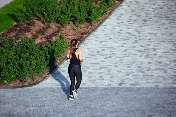 Mujer corriendo en la ciudad — Foto de Stock