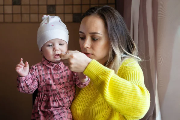 Madre con el bebé en la cafetería . —  Fotos de Stock