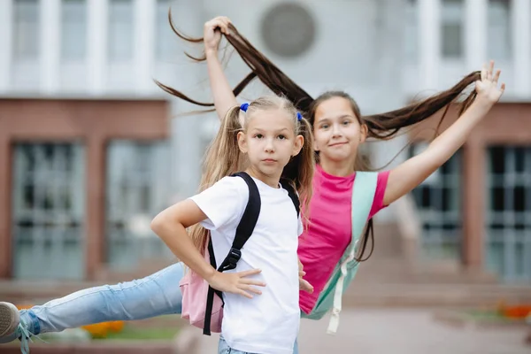 Duas namoradas adolescentes se divertem e se entregam . — Fotografia de Stock