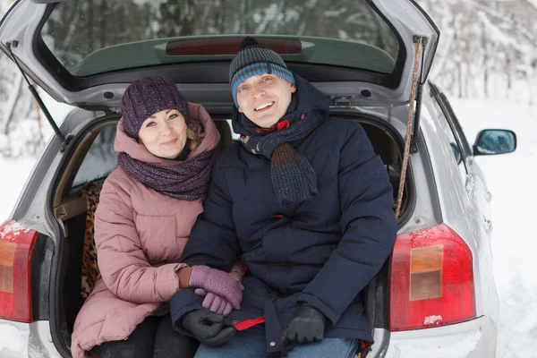 Kochający małżeństwo siedzieć w samochodzie w zimie. — Zdjęcie stockowe