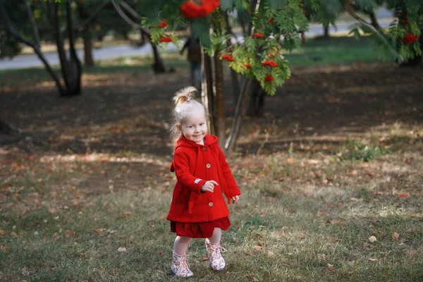 Fetiță în roșu . — Fotografie, imagine de stoc