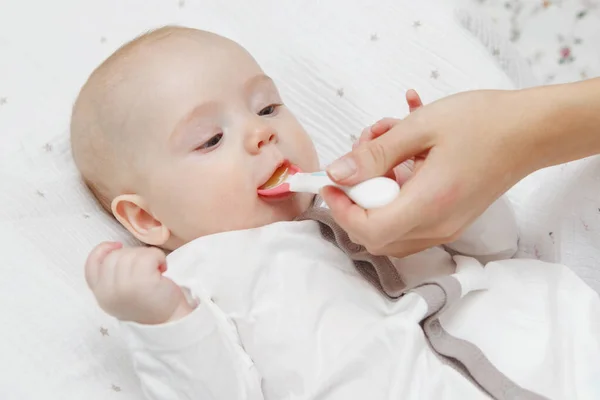 Hermosa Niña Encantadora Cinco Meses Comiendo Con Una Cuchara Comida — Foto de Stock