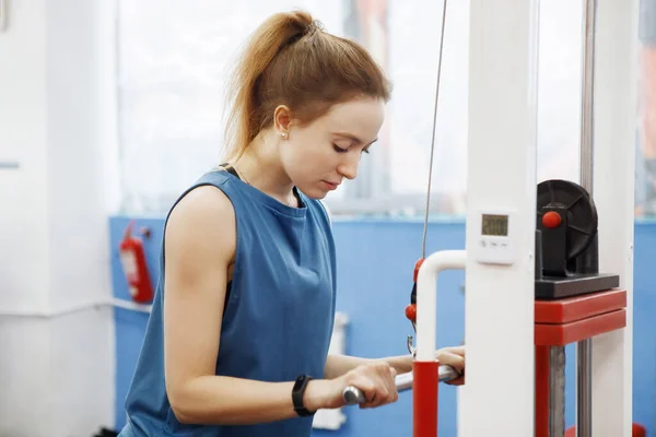 Joven bonita mujer en el gimnasio . —  Fotos de Stock