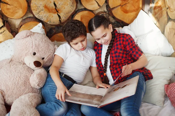 Dois adolescentes menina e menino livro de leitura . — Fotografia de Stock