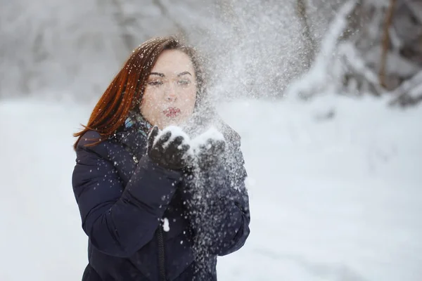 Mladá, hezká žena v modré šále a bundě v zasněženém lese — Stock fotografie