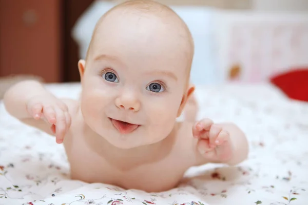 Hermosa Bebé Cinco Meses Ojos Azules Niña Acostada Sobre Estómago —  Fotos de Stock