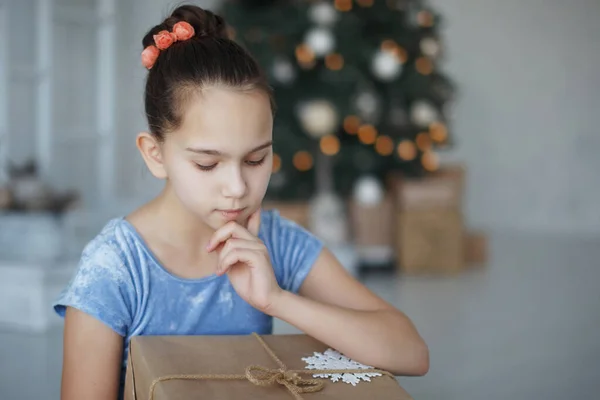 Noel ağacının yanında genç bir kız — Stok fotoğraf