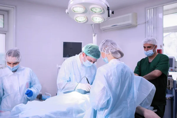 Team of surgeons doing surgery — Stock Photo, Image