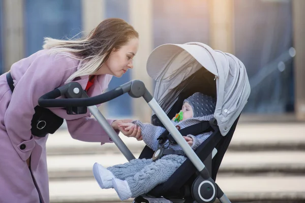 Man och kvinna med barnvagn för en promenad. — Stockfoto