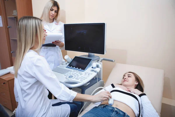 診療所における腹部の超音波検査. — ストック写真