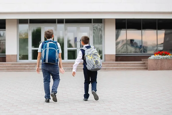 Due adolescenti in uniforme scolastica . — Foto Stock