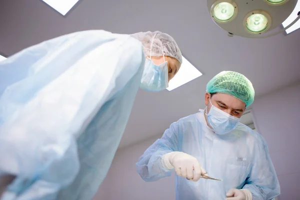수술을하는 외과 의사의 팀 — 스톡 사진