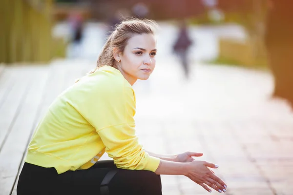 La donna sportiva in giallo si allena in un ambiente urbano . — Foto Stock