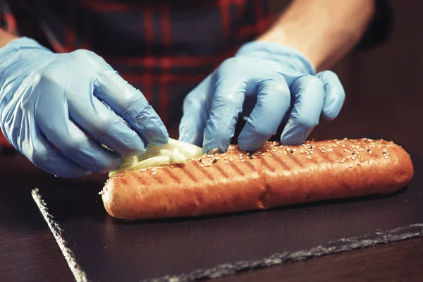 Chef está cozinhando um cachorro quente . — Fotografia de Stock