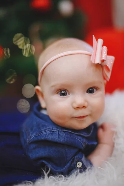 美しい小さな赤ちゃんは、クリスマスを祝います。新年の休日. — ストック写真