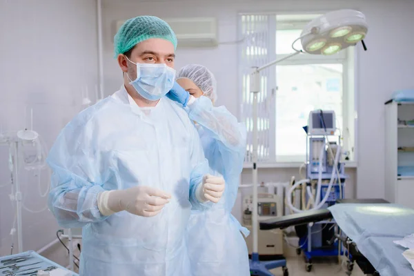 Orvosi asszisztens segít a sebész. — Stock Fotó