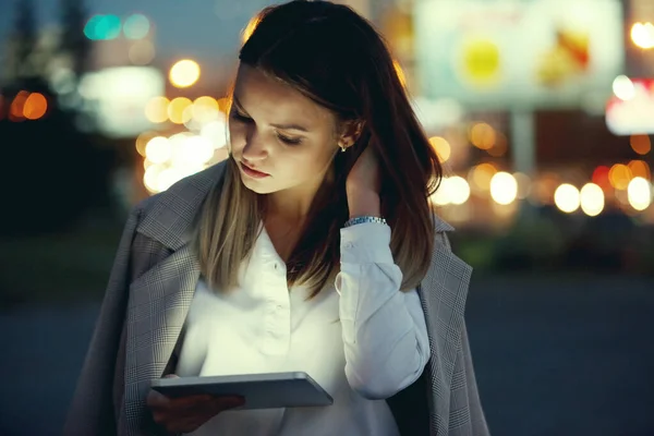Hermosa mujer con tableta afuera en la ciudad de la noche — Foto de Stock