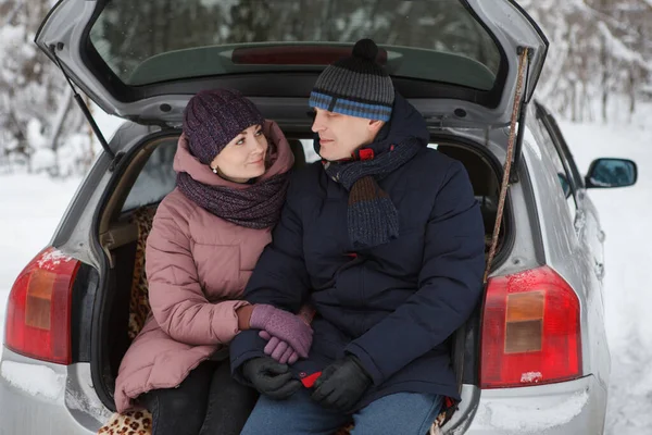 Любляча подружня пара сидить в машині взимку . — стокове фото
