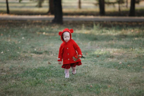 Kleines Mädchen in rot. — Stockfoto