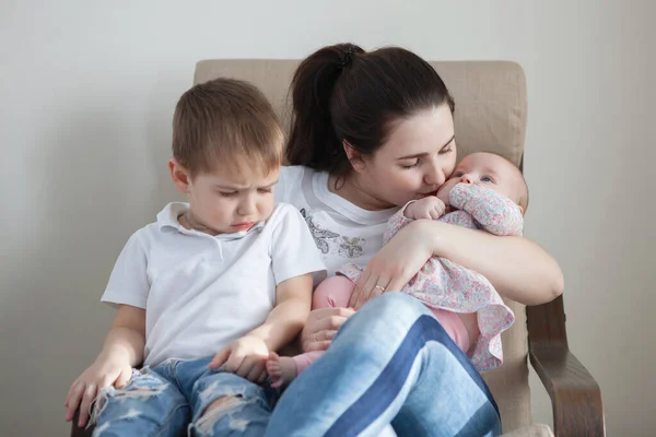 Madre, hija bebé e hijo niño se comunican y se divierten . —  Fotos de Stock