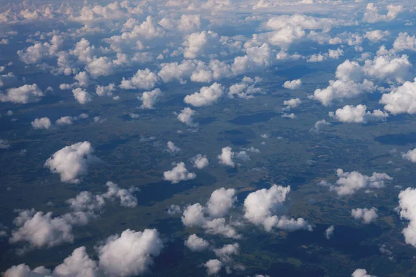 Asa do avião durante o voo acima da terra . — Fotografia de Stock