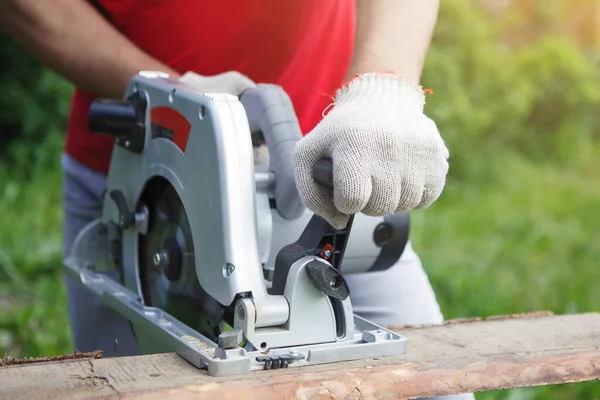 Carpenter with electric disc saw. — Stock Photo, Image