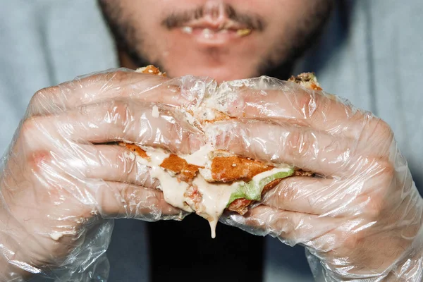 Man eet hamburger — Stockfoto