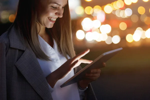 Hermosa mujer con tableta afuera en la ciudad de la noche — Foto de Stock