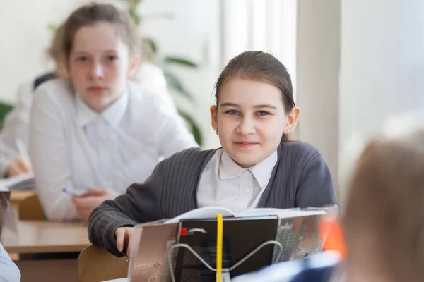 Les écoliers en classe à la leçon . — Photo