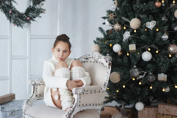 Noel ağacının yanında genç bir kız — Stok fotoğraf