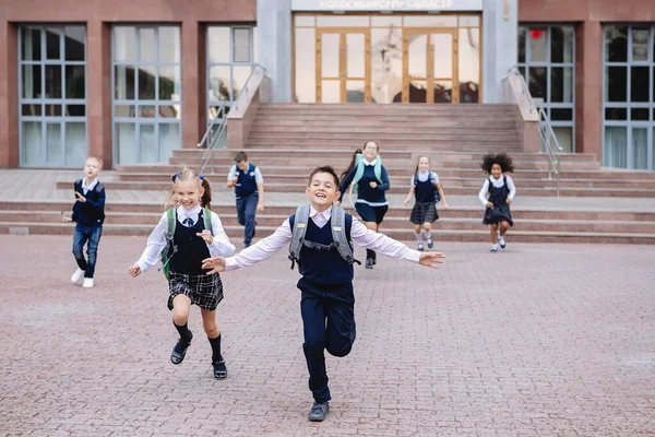 制服を着た小学生の会. — ストック写真