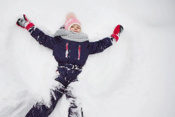 雪の天使を表す若い女の子. — ストック写真