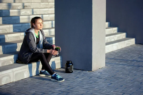 Femme en tenue de sport dans les escaliers . — Photo