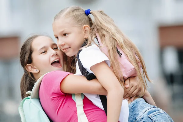 Dos amigas adolescentes se divierten y se complacen . — Foto de Stock