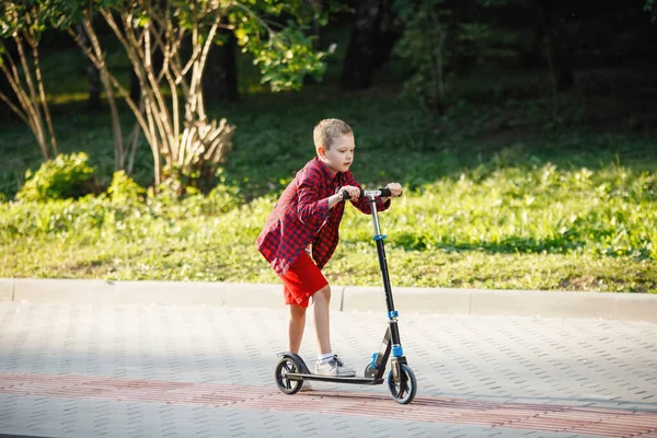 Teen Enfant en scooter dans un parc de la ville . — Photo